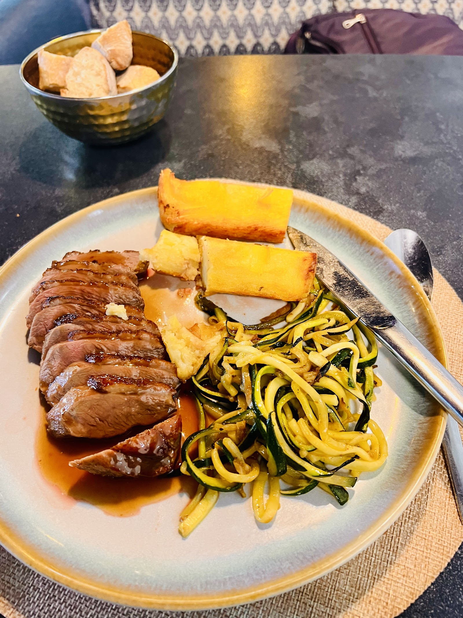 La Bandeja-Perigueux -Restaurant Padel-Golf Simulateur-Boutique-Institut De Beauté-Salle De Séminaire-Borne Recharge